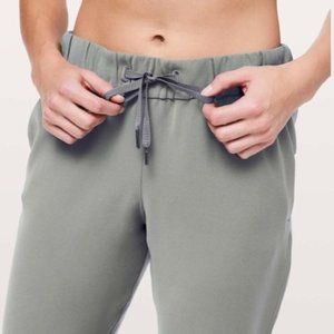 Lululemon On The Fly Crop Grey Sage Woven 23”
